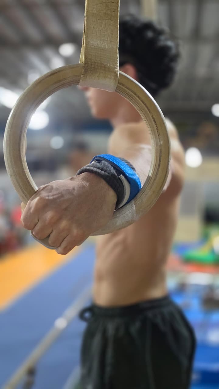 Anillas en entrenamiento dentro del gimnasio